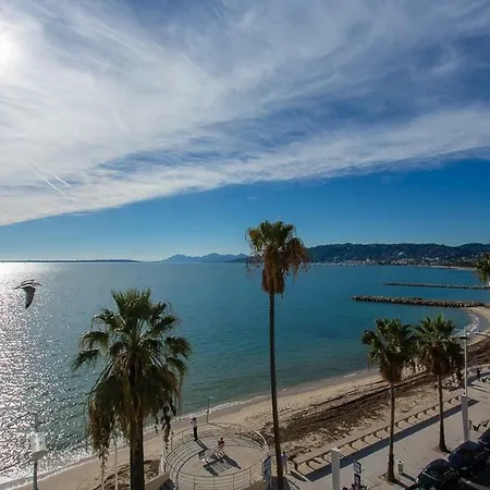 Stylish White And Red Daire Juan-les-Pins